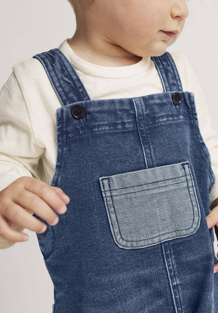 Jeans-Latzhose BetterRecycling aus Bio-Baumwolle