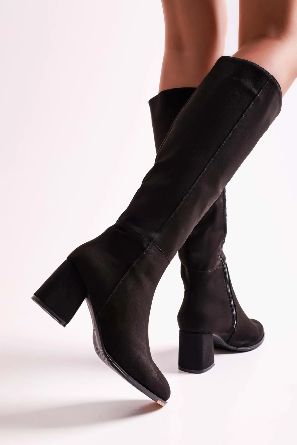 Shoeberry  Damen-Stiefel Kiella aus schwarzem Wildleder mit Absatz. Schwarzes Wildleder
