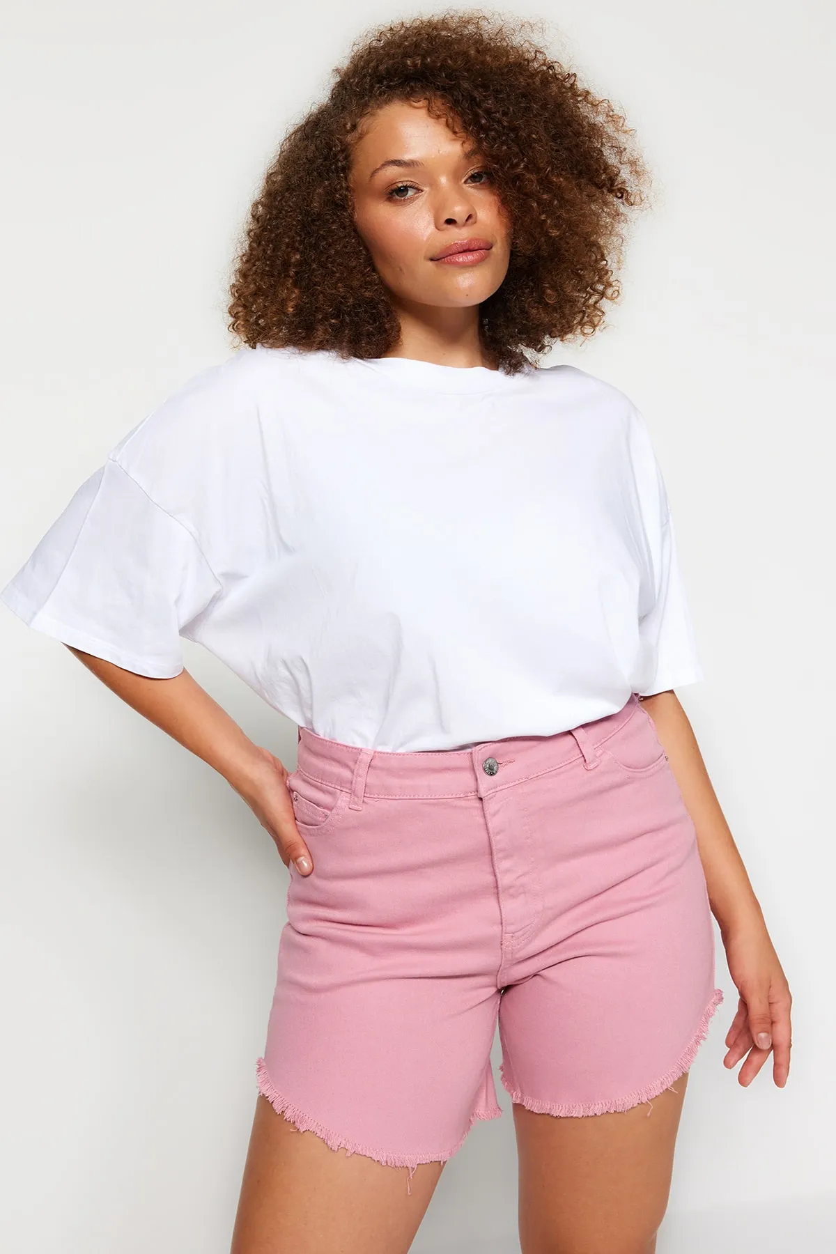 Trendyol Curve  Flexible Skinny-Jeansshorts und Bermudas mit Quasten in Rosa TBBSS23CJ00016