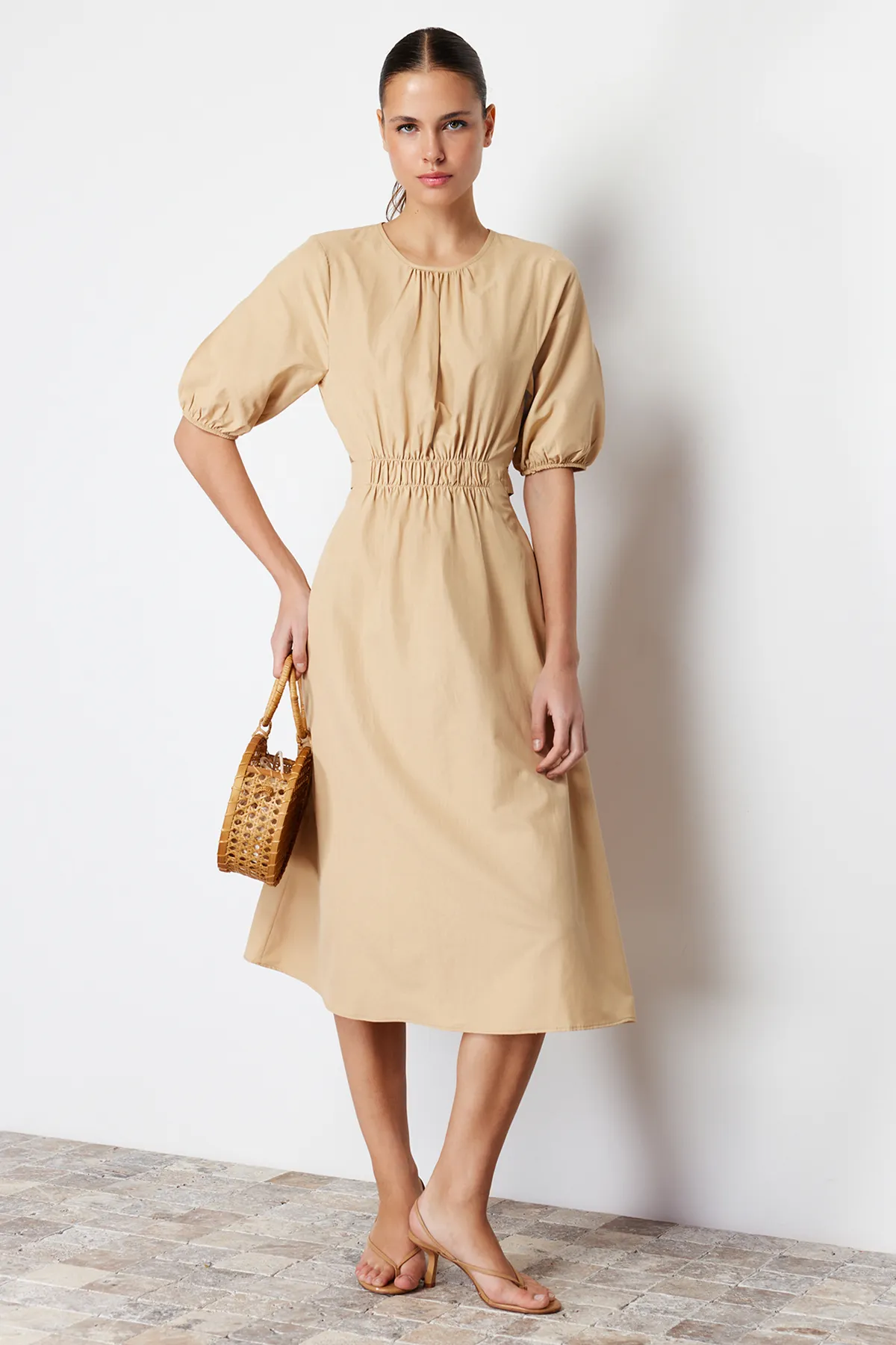 Trendyol Collection  Kamelfarbenes Midi-Webkleid mit Taillenöffnung TWOSS24EL00434