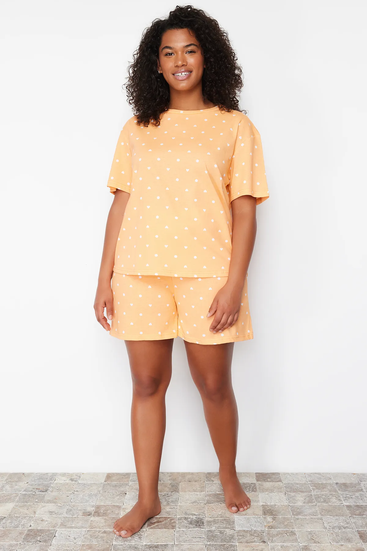 Trendyol Curve  Orangefarbenes Pyjama-Set aus Strick mit Herzmuster TBBSS24AI00025