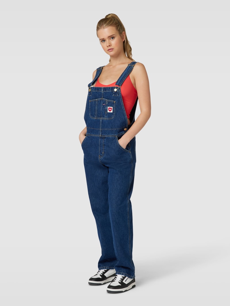 Latzhose mit Label-Patch in jeans