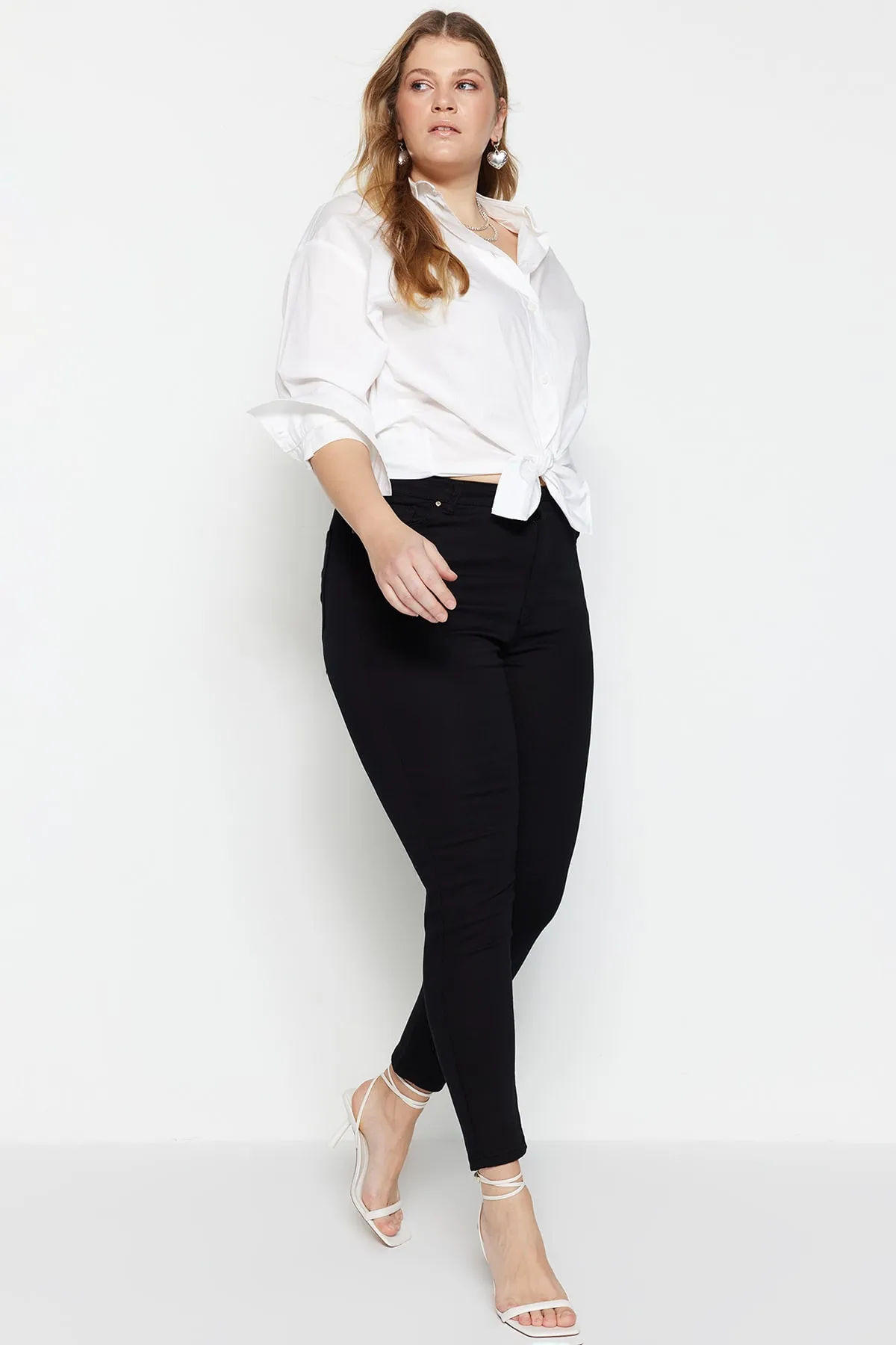 Trendyol Curve  Schwarze, dehnbare Skinny-Jeans mit hoher Taille TBBAW23CJ00059