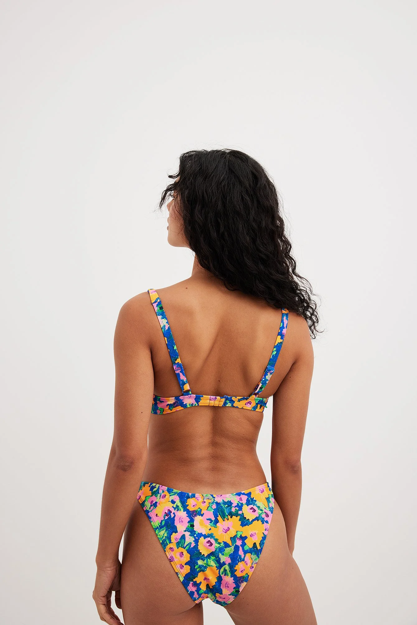 Bikini-Oberteil mit Bügel und breiten Trägern
