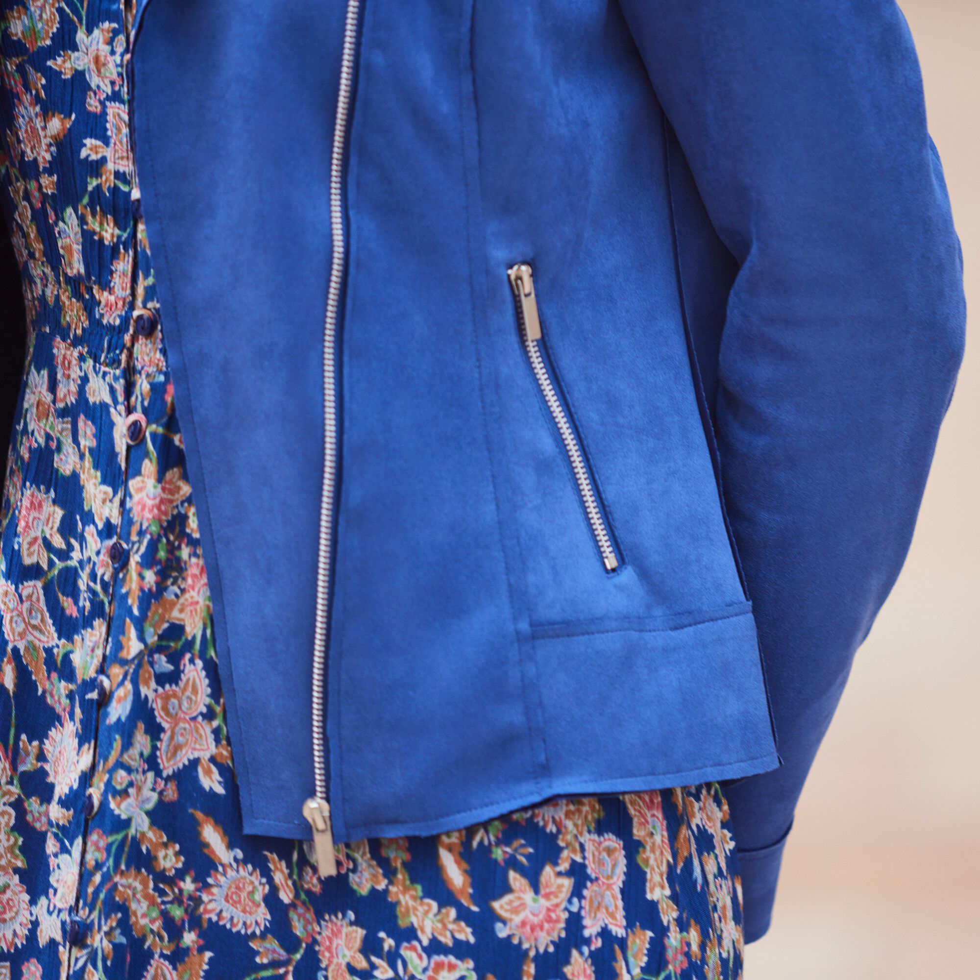 Blouson zippé col tailleur pressionné, suédine