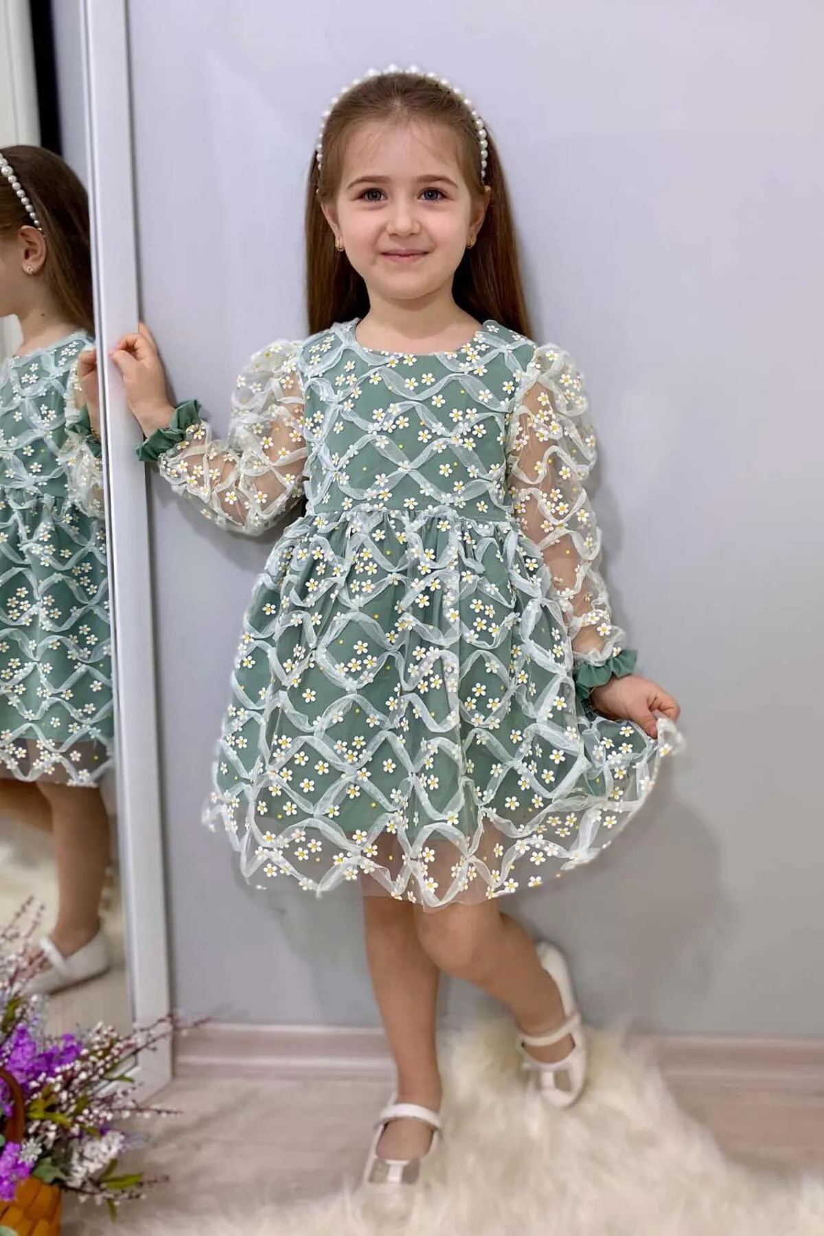 Le Mabelle  Detailliertes Mädchenkleid mit grünem Gänseblümchen-Tüll – Hera