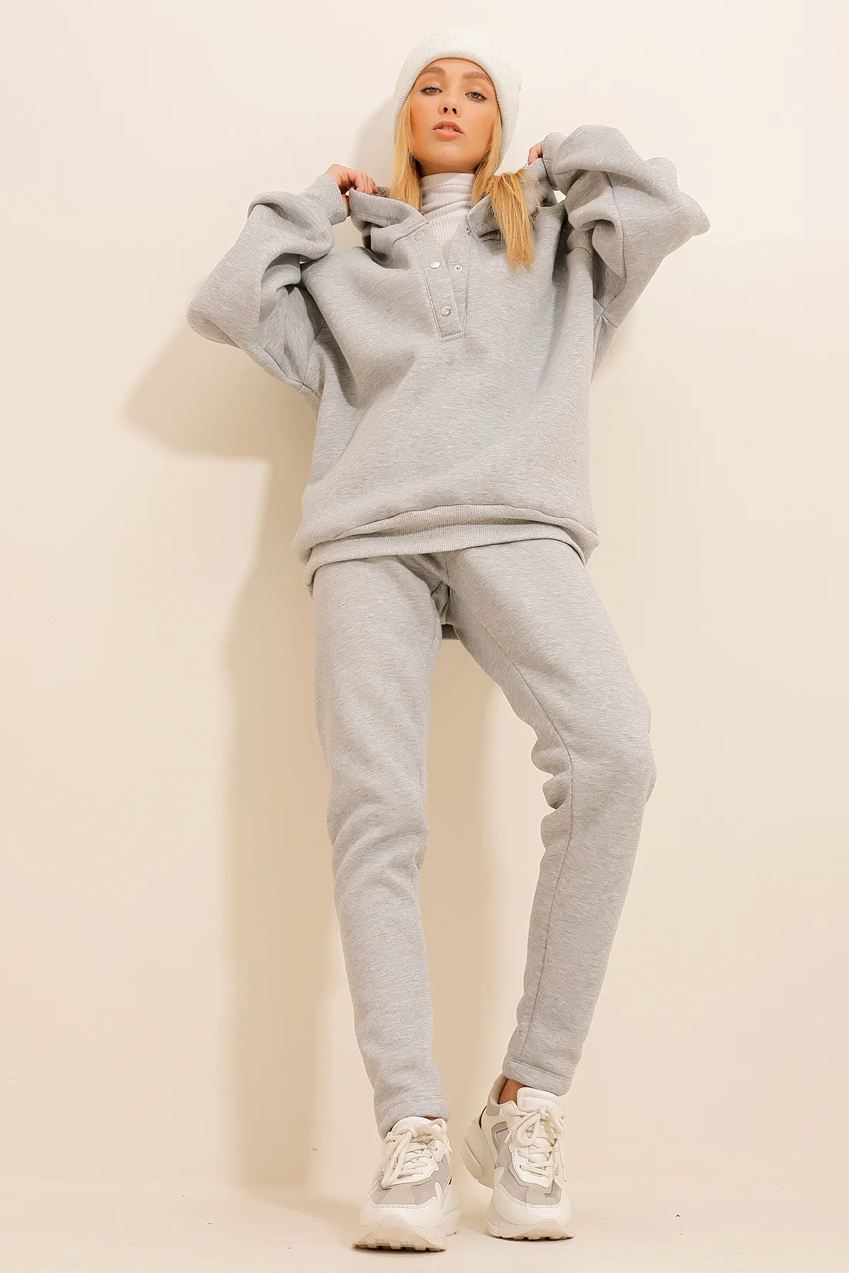 Trend Alaçatı Stili  Grauer 3-Faden-gerippter Kapuzenpullover und Druckknopfverschluss-Trainingsanzug für Damen ALC-X11074