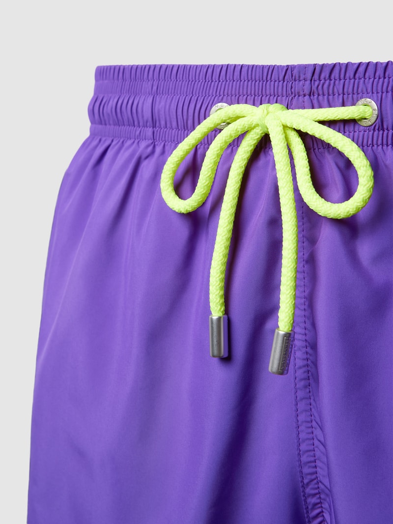 Badehose mit Label-Patch in lila