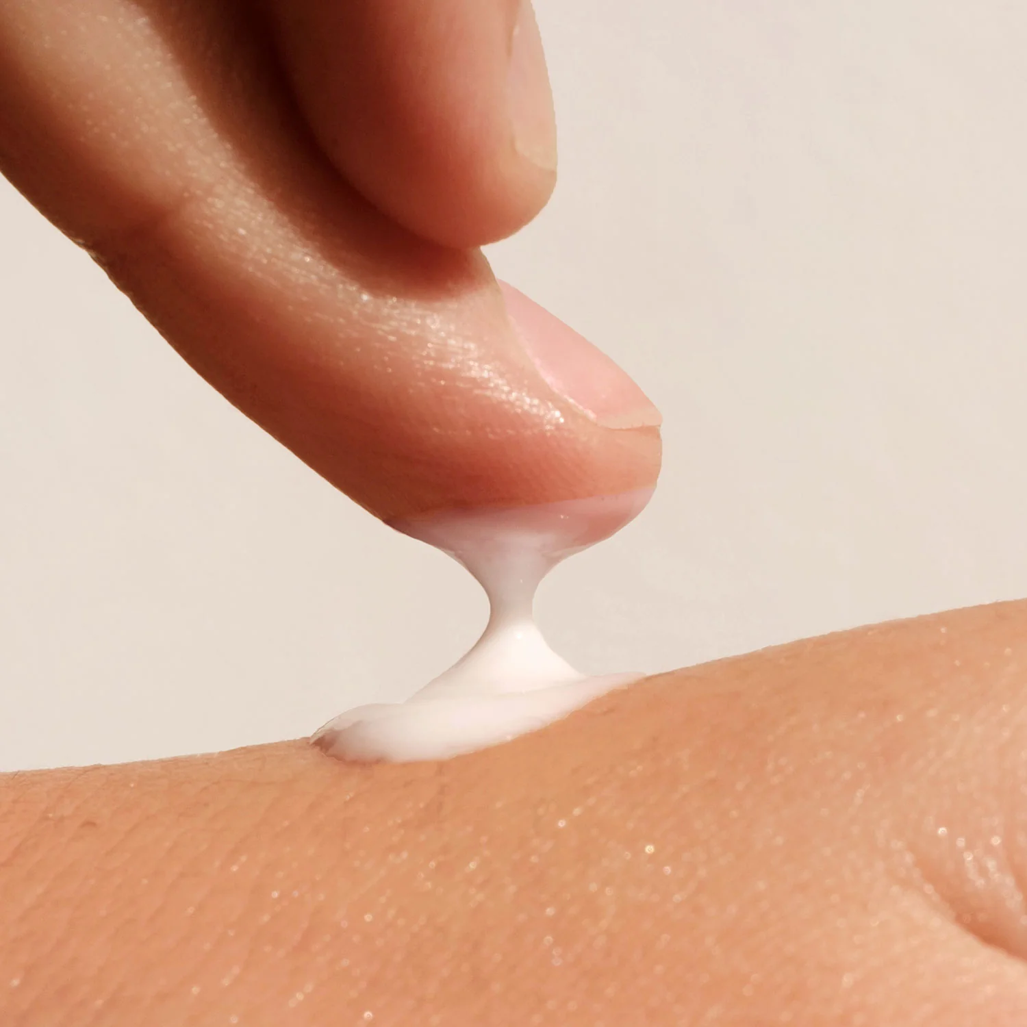 Dewy Milk Ten - Podloga za šminku