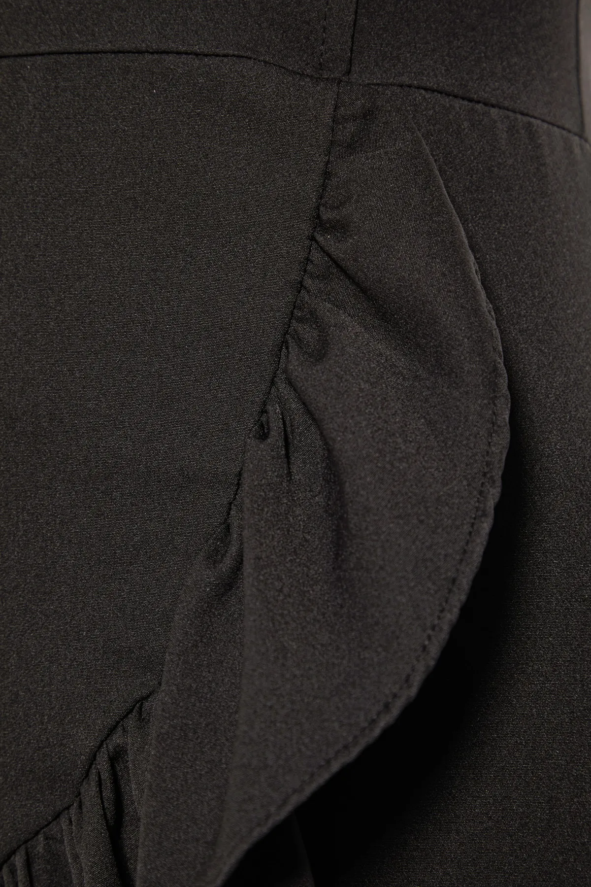 Trendyol Collection  Elegantes Abendkleid mit schwarzen Ärmeln und Details TPRAW23EL00244