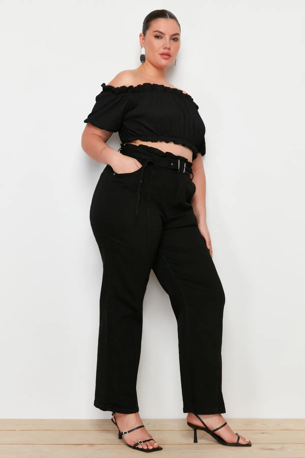 Trendyol Curve  Schwarze High-Waist-Jeans mit Gürtel und Nähten, detaillierte Straight-Fit-Jeans TBBAW24CJ00013