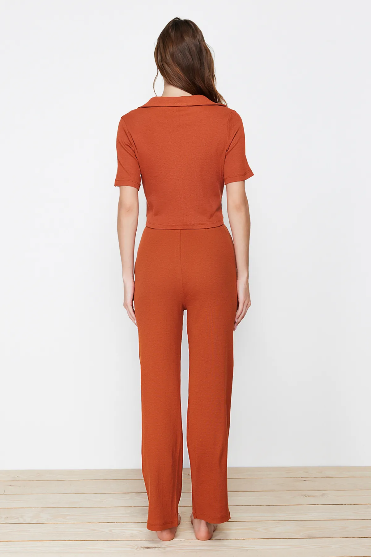 Trendyol Collection  Zimtfarbenes Pyjama-Set aus geripptem Hemd und Hose mit Teddybär-Stickerei THMSS21PT0168