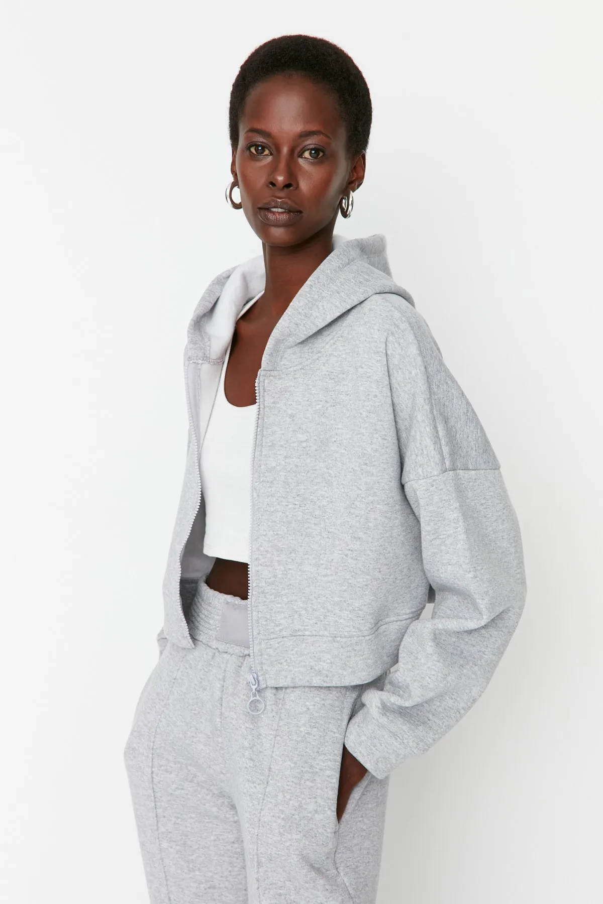 Trendyol Collection  Graues Basic-Sweatshirt mit Reißverschluss und Kapuze, dickes Fleece innen, Strick-Sweatshirt TWOAW20SW0660