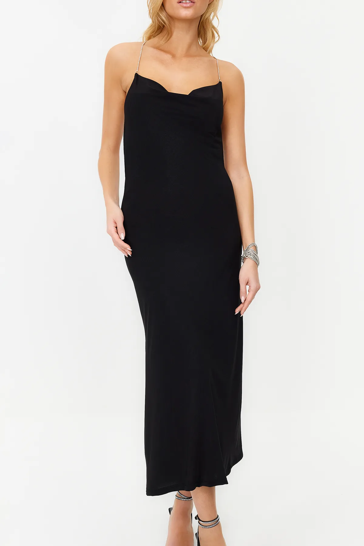 Trendyol Collection  Elegantes Abendkleid mit schwarzem Stein-Accessoire und detailliertem Ausschnitt TPRSS24EL00044