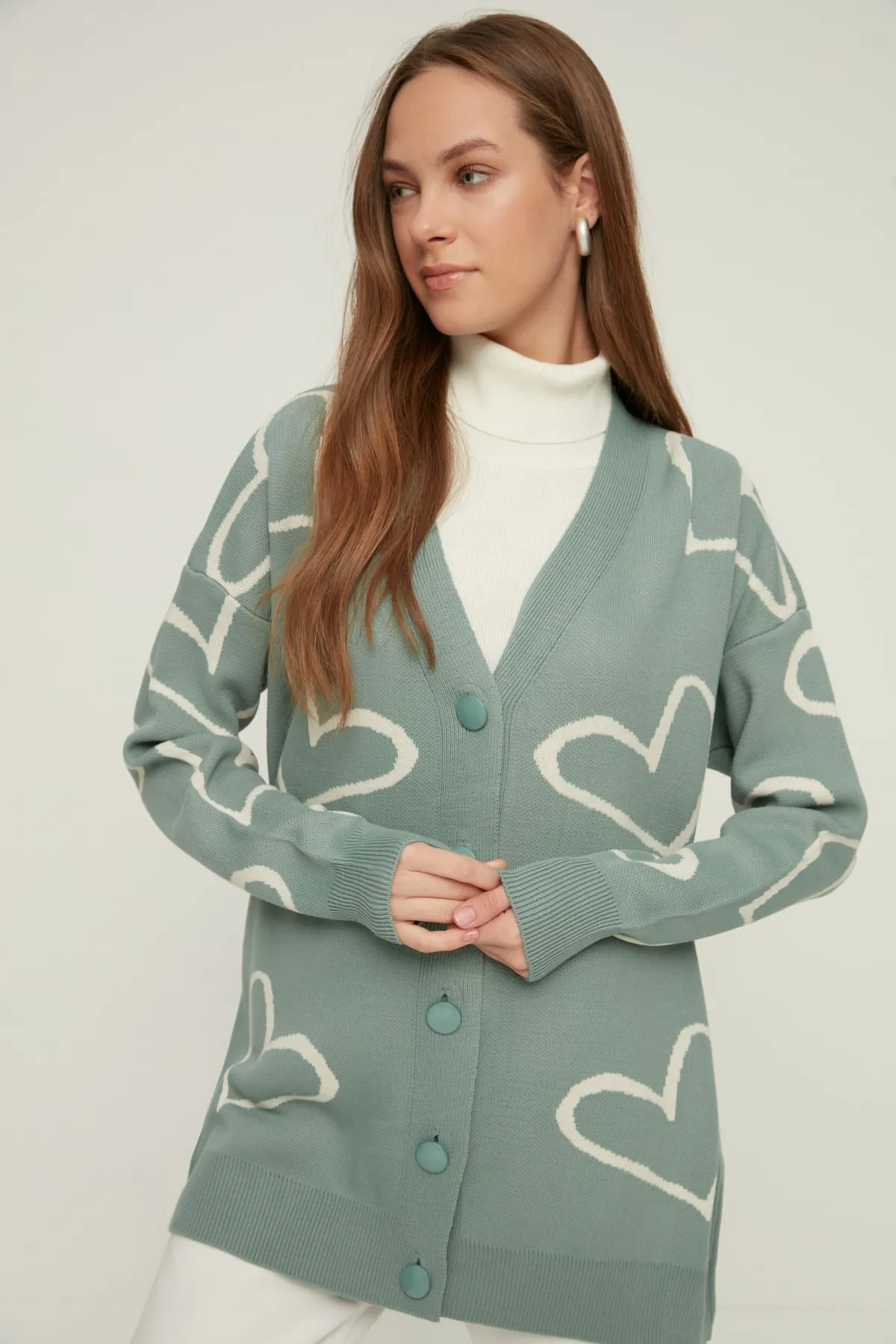 Trendyol Modest  Mintfarbene Strickjacke mit V-Ausschnitt und Herzmuster TCTAW22TH0161