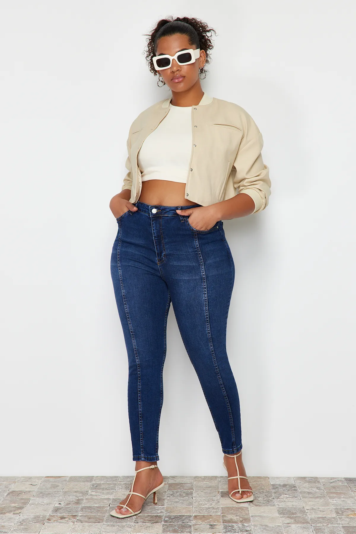 Trendyol Curve  Dunkelblaue, dehnbare Skinny-Jeans mit Nähten und detaillierten Details TBBSS24CJ00022