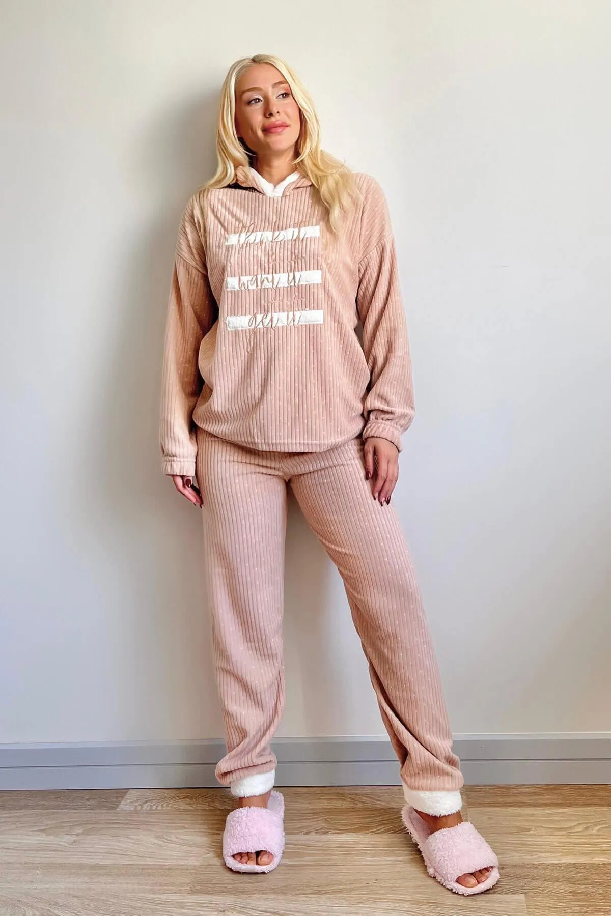 Pijamaevi  Braunes, mit drei Linien gemustertes Pyjama-Set aus Plüsch-Fleece mit Kapuze