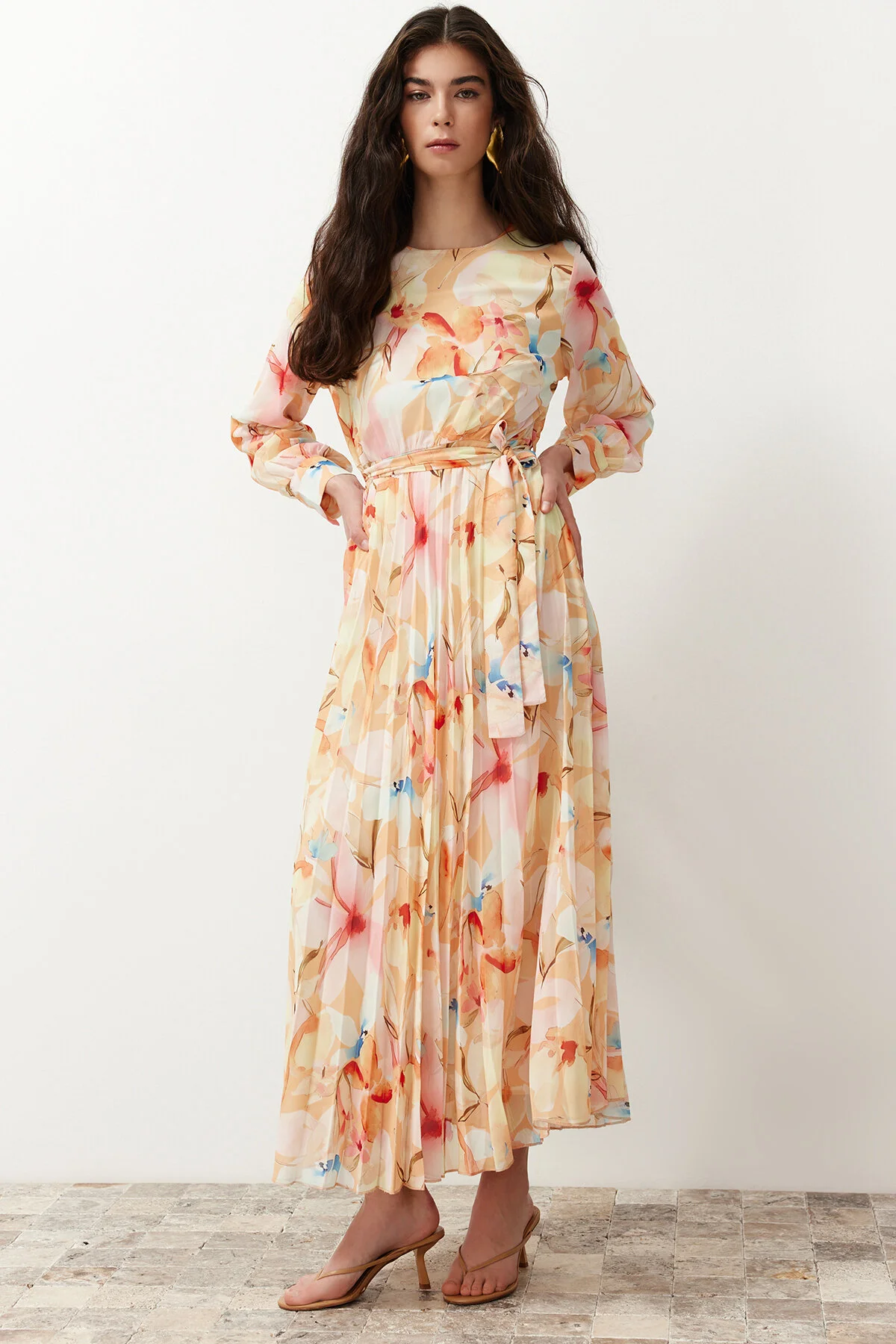 Trendyol Modest  Kleid aus gewebtem Chiffon mit mehrfarbiger Blumenschärpe, gefüttert und plissiert TCTSS24EB00151