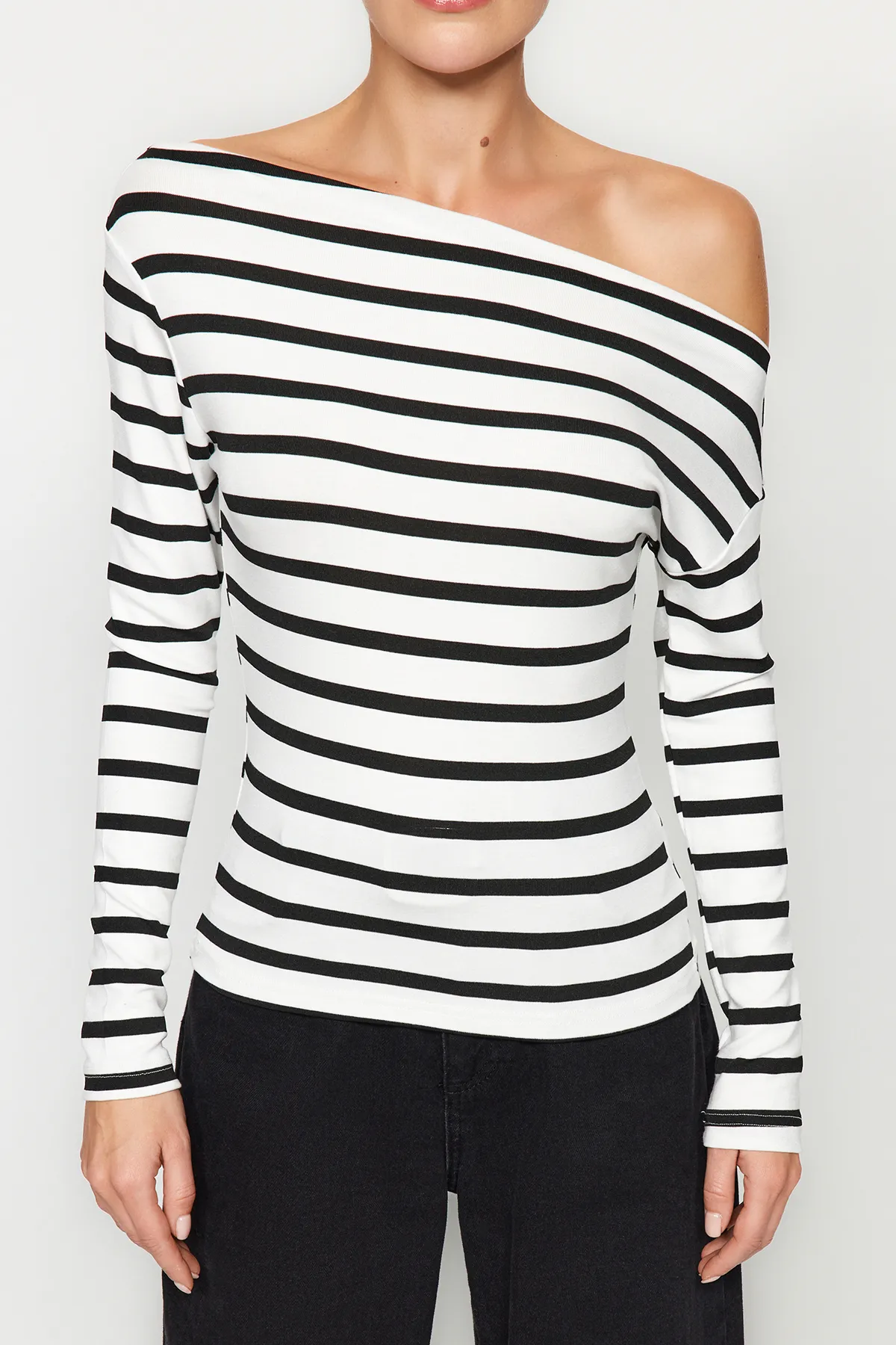 Trendyol Collection  Schwarz-weiß gestreifte, hochwertige, dehnbare Strickbluse aus weichem Stoff mit U-Boot-Ausschnitt und tailliertem Schnitt TWOAW24BZ00227