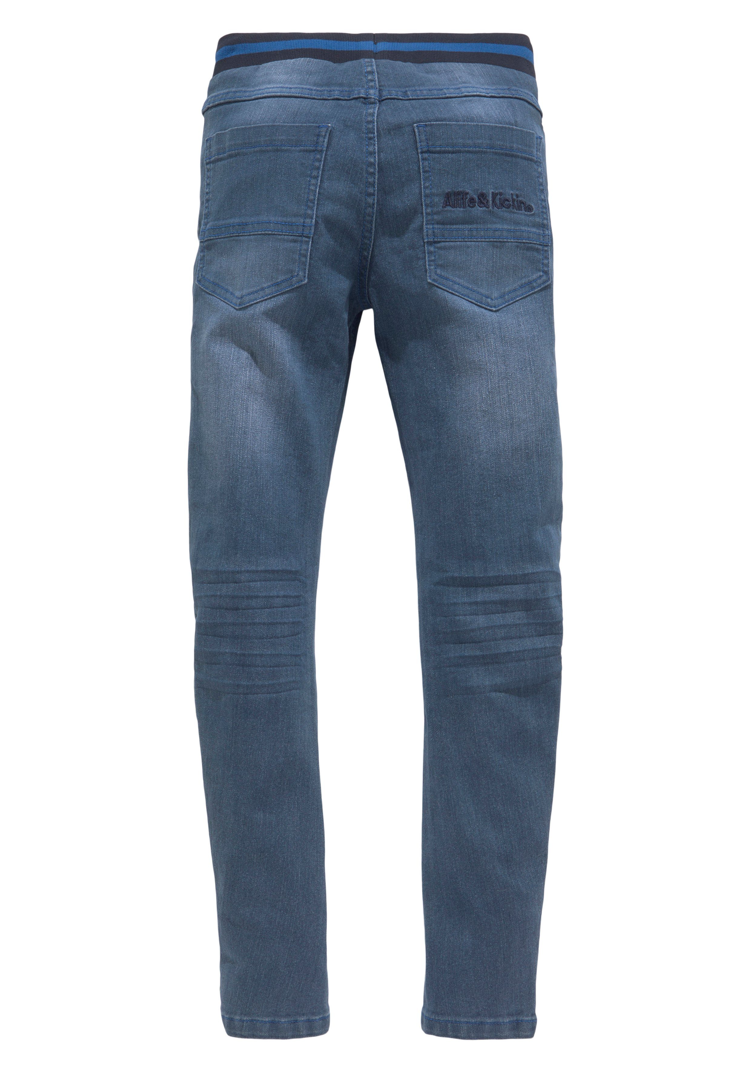 Alife & Kickin Schlupfjeans Denim Logo-Stickerei auf Po-Tasche