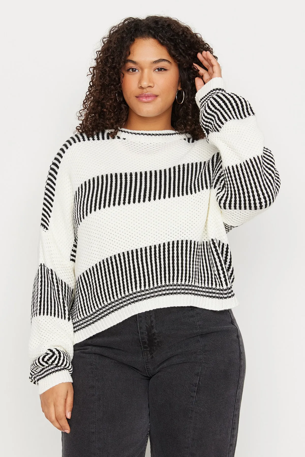 Trendyol Curve  Ecru gestreifter, strukturierter Strickpullover mit Rundhalsausschnitt