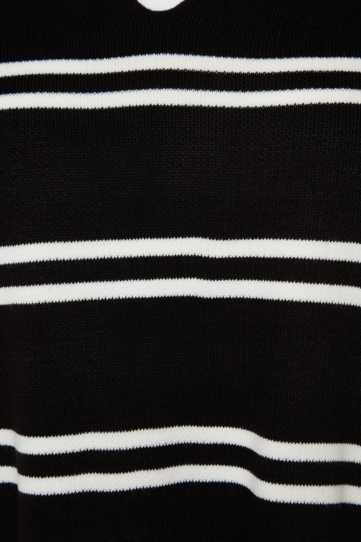 Trendyol Curve  Schwarz gestreifter Strickpullover TBBAW24AN00013