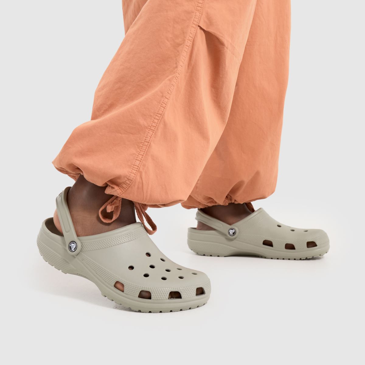Crocs Classic klumpa szandál bézs színben