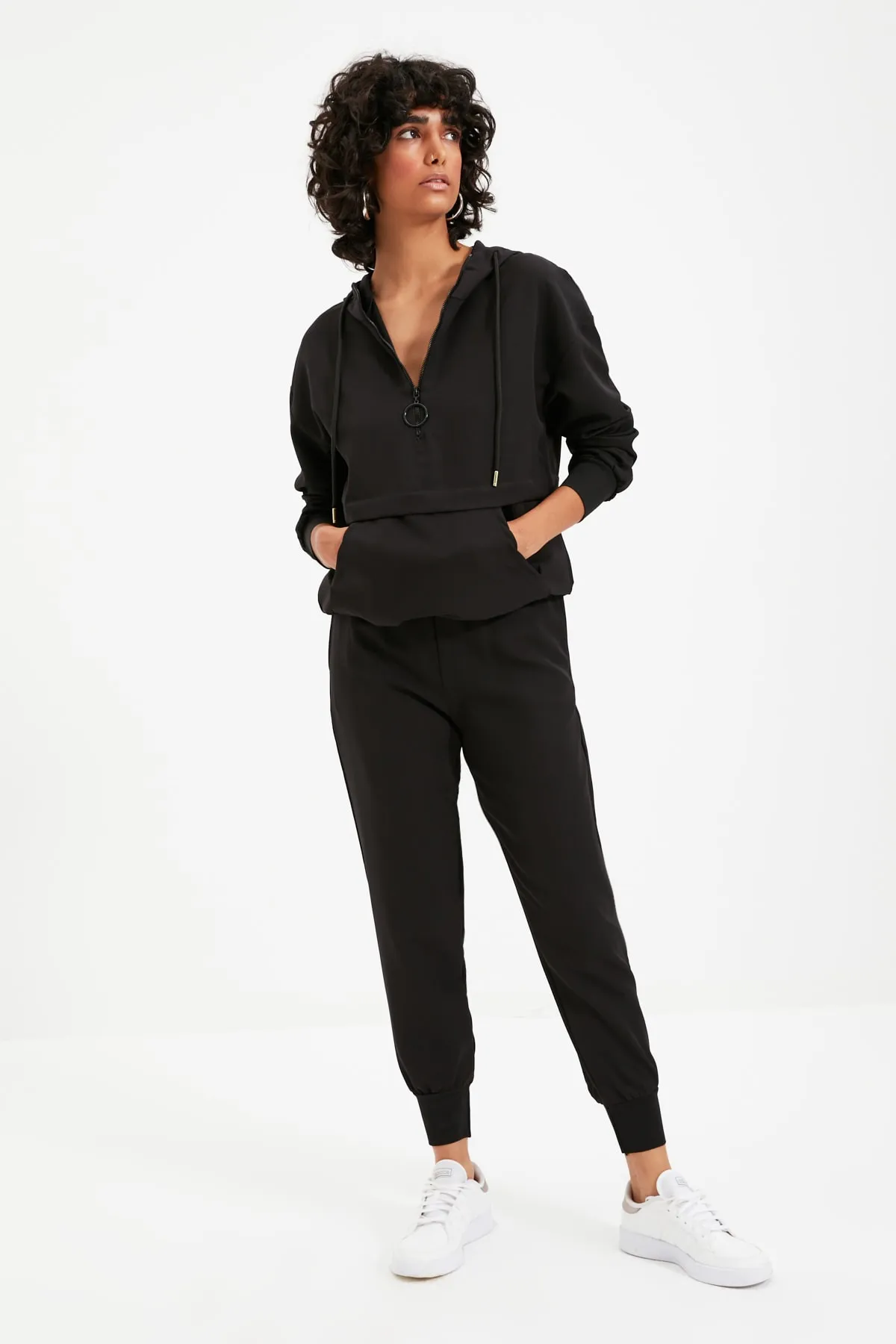 Trendyol Collection  Schwarzes Set aus gewebtem Ober- und Unterteil mit Kapuze TWOAW22AU0111