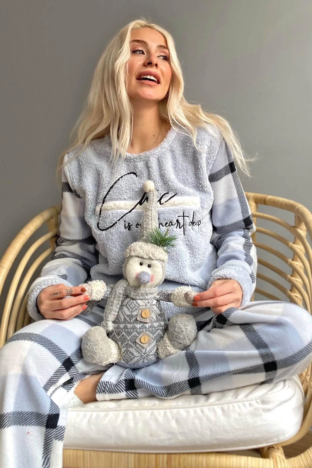 Pijamaevi  Blaues, tief schick gemustertes Plüsch-Pyjama-Set für Damen