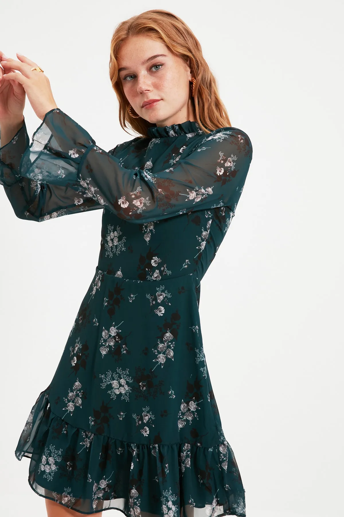 Trendyol Collection  Grünes, geblümtes Mini-Webkleid in A-Linie mit Stehkragen TCLAW19LJ0076