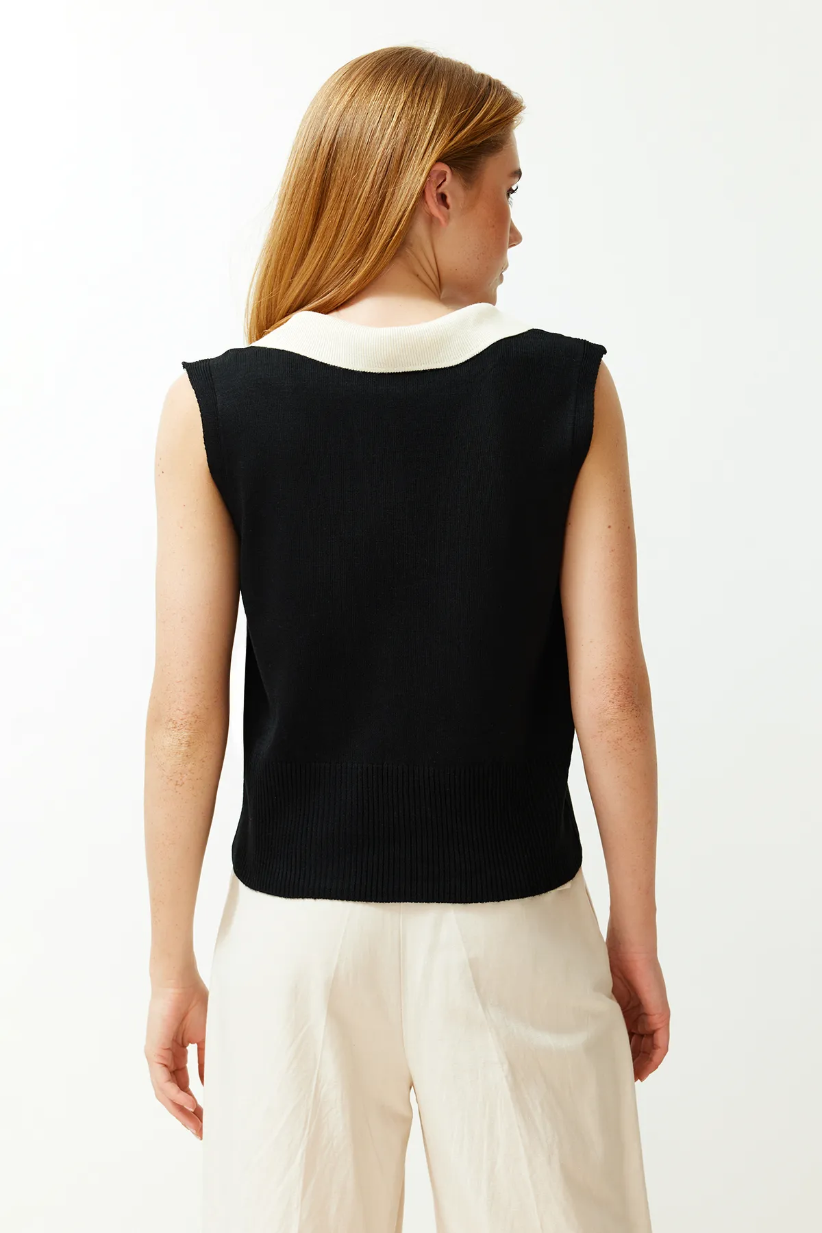 Trendyol Collection  Ecrufarbene Strickbluse im Polokragen-T-Shirt-Look TWOSS24BZ00273