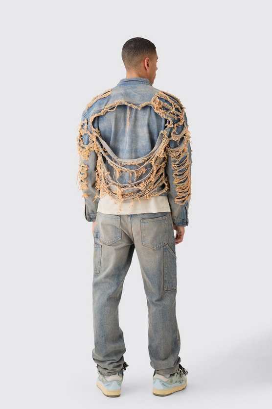 Kastige Jeansjacke mit extremen Rissen