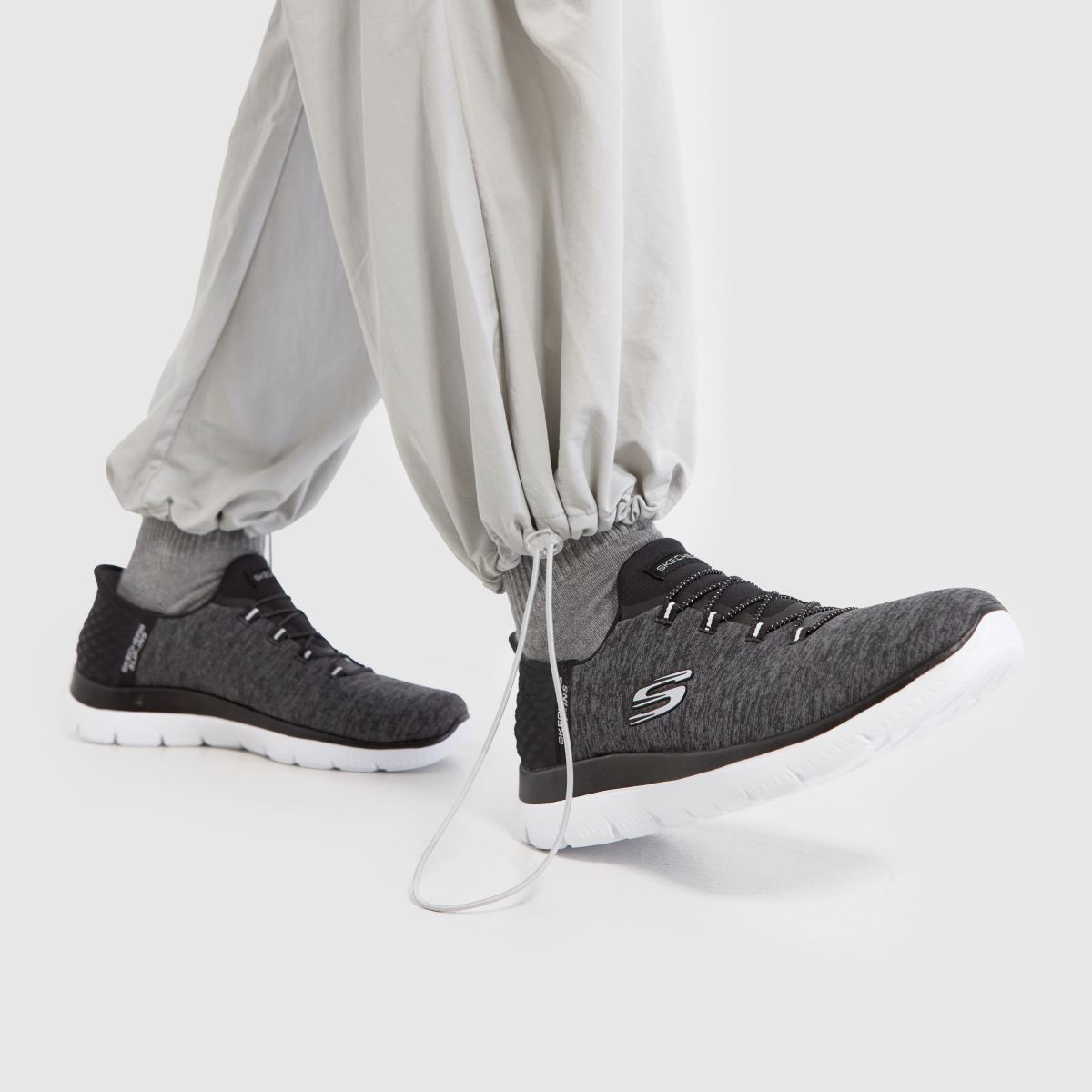 SKECHERS – Svarta och vita slip-ins – Summits – Sneakers