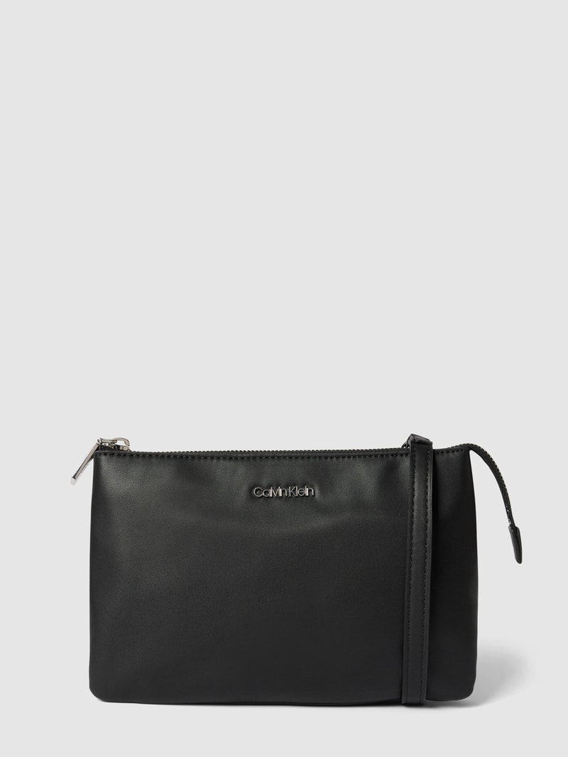 Umhängetasche mit Label-Applikation in schwarz