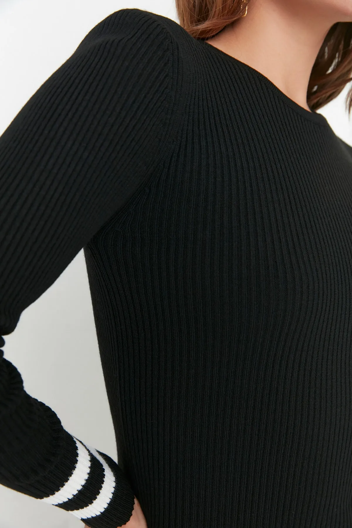 Trendyol Collection  Schwarzes Mini-Strickkleid mit gestreiftem Saum TWOAW20EL1274