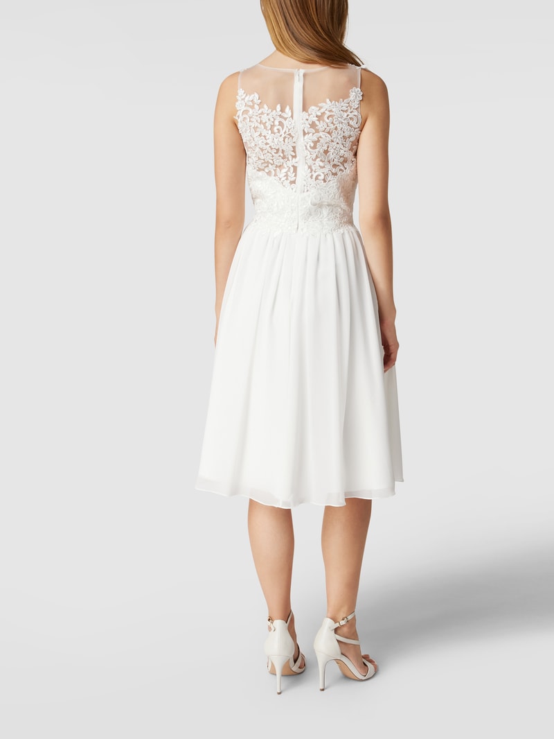Brautkleid mit floraler Spitze in offwhite