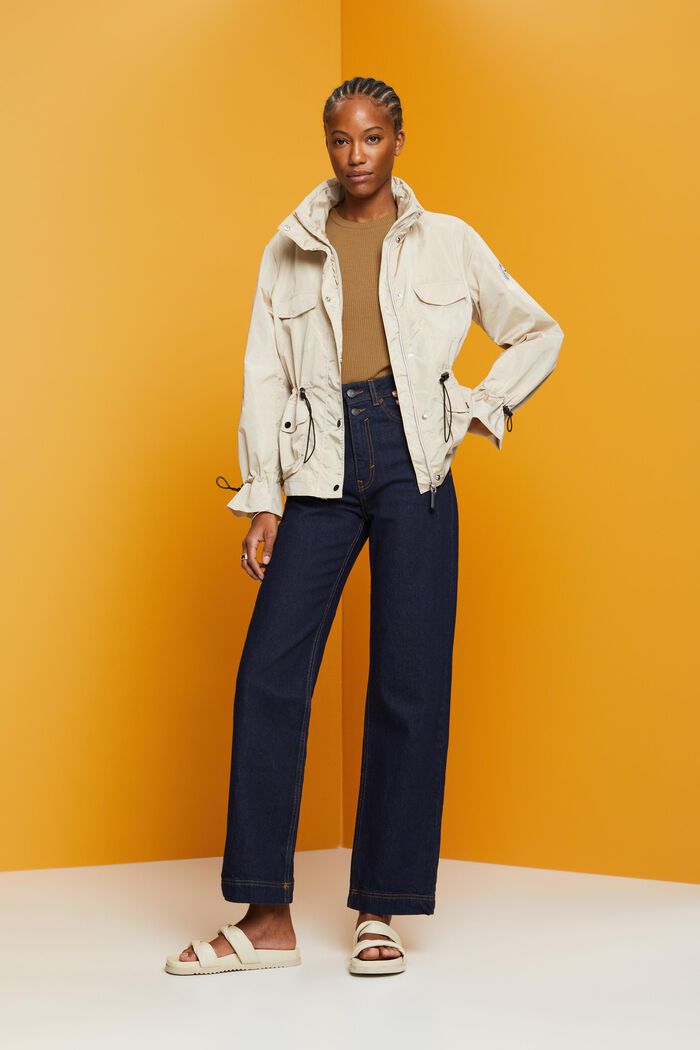 Recycelt: Regenjacke mit Kapuze