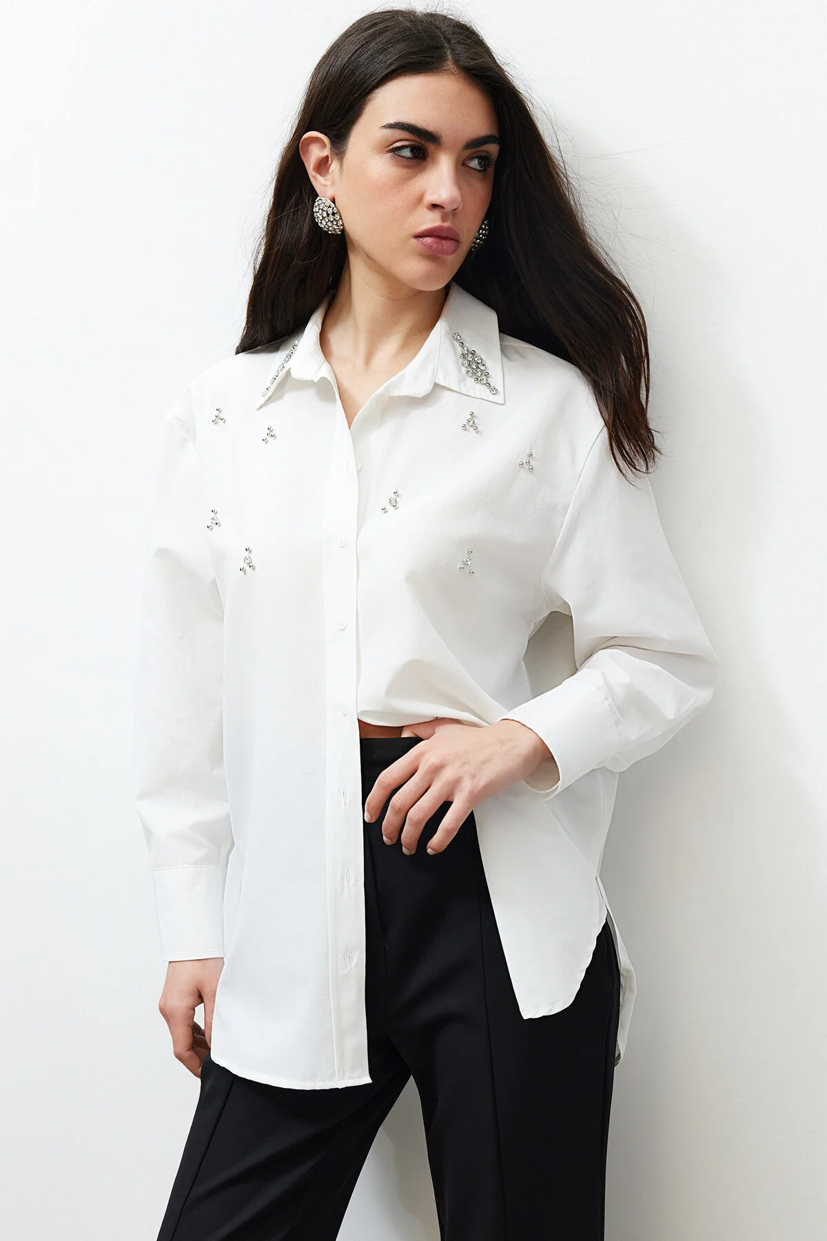 Trendyol Collection  Gewebtes Hemd in Ecru mit Steindetail - Regular Fit TWOSS24GO00069