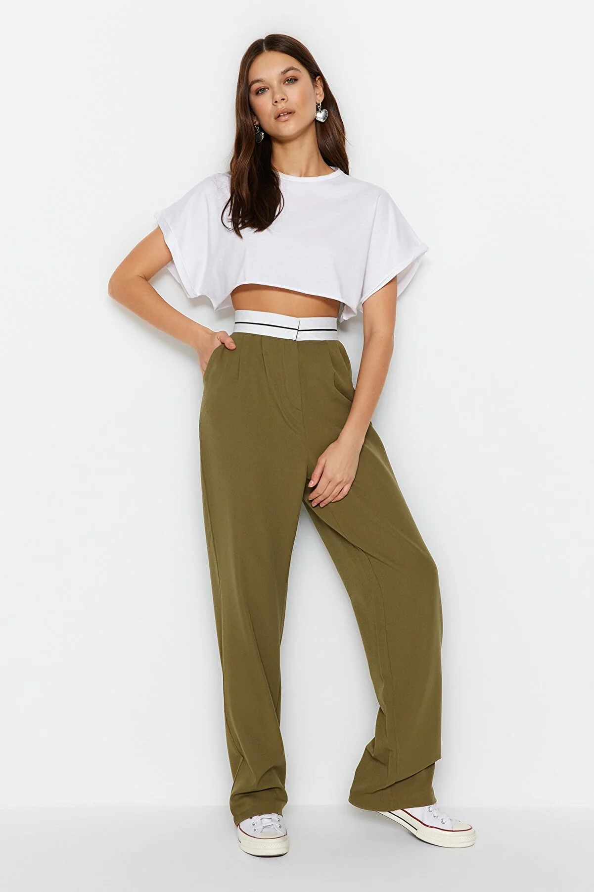 Trendyol Collection  Khakifarbene, gewebte Hose mit weitem Bein und hoher Taille und Gürteldetail TWOSS23PL00150