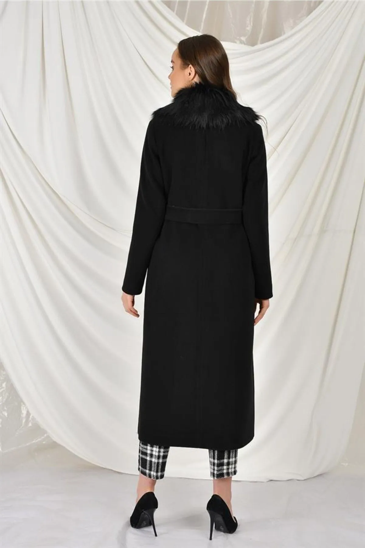 Concept.  Mittellanger Mantel mit Pelzkragen und gebundener Taille SCHWARZ 3397