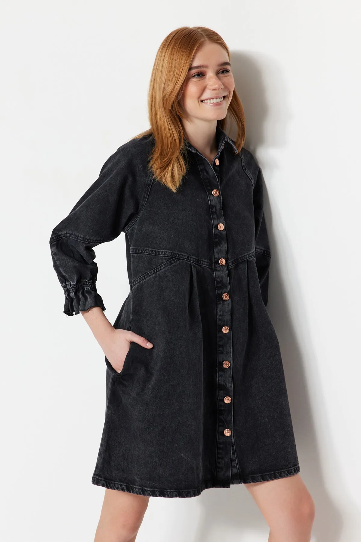 Trendyol Collection  Schwarz-blaues, detailliertes, übergroßes Jeanskleid mit Nähten TWOAW22EL0072