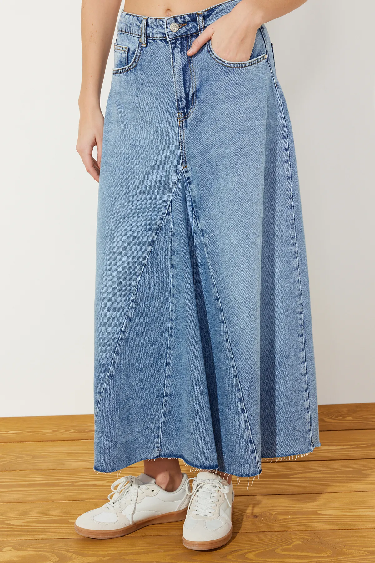 Trendyol Collection  Blauer Volant-Näh-detaillierter Maxi-Jeansrock mit hoher Taille TWOSS24ET00012