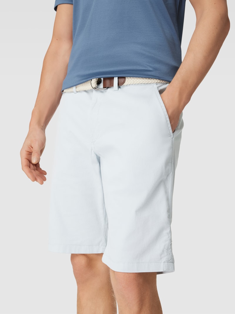 Bermudas mit französischen Eingrifftaschen in hellblau