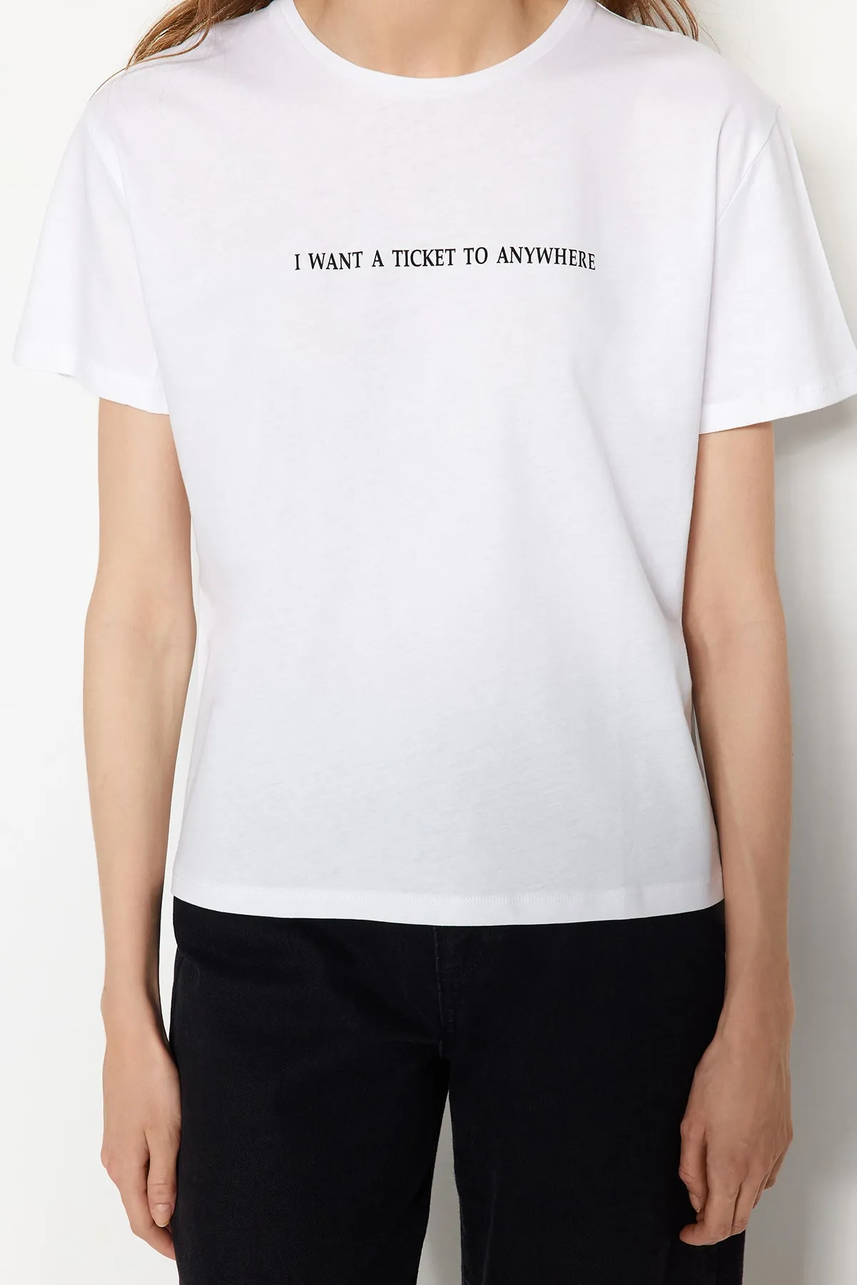Trendyol Collection  Weißes, bequem geschnittenes Basic-Strick-T-Shirt mit Rundhalsausschnitt aus 100 % Baumwolle mit Slogan-Aufdruck TWOSS20TS0207