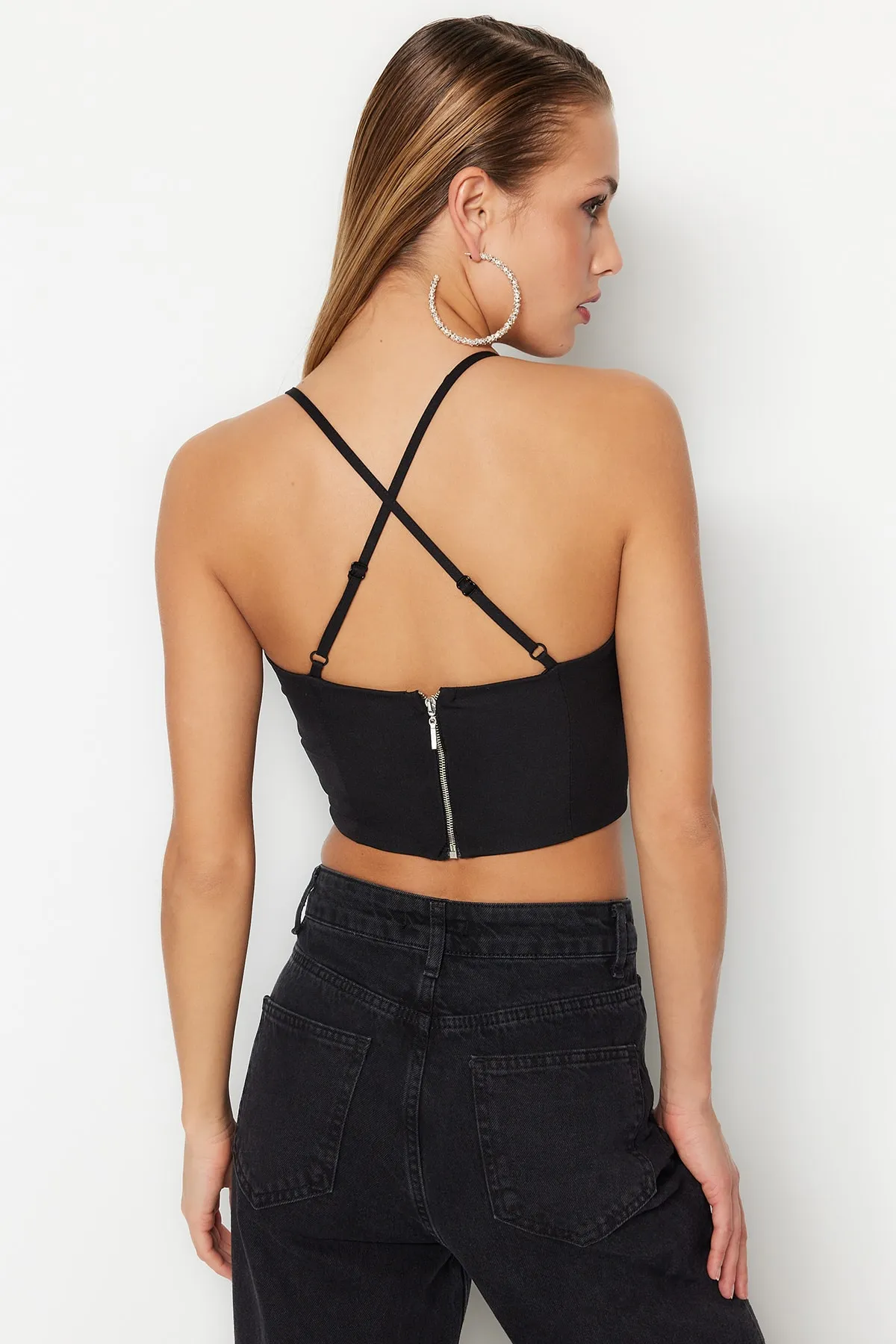 Trendyol Collection  Schwarzes, bauchfreies, gefüttertes Bustier mit gewebten Accessoires und Fenster-/Ausschnittdetail TPRSS23BS00028