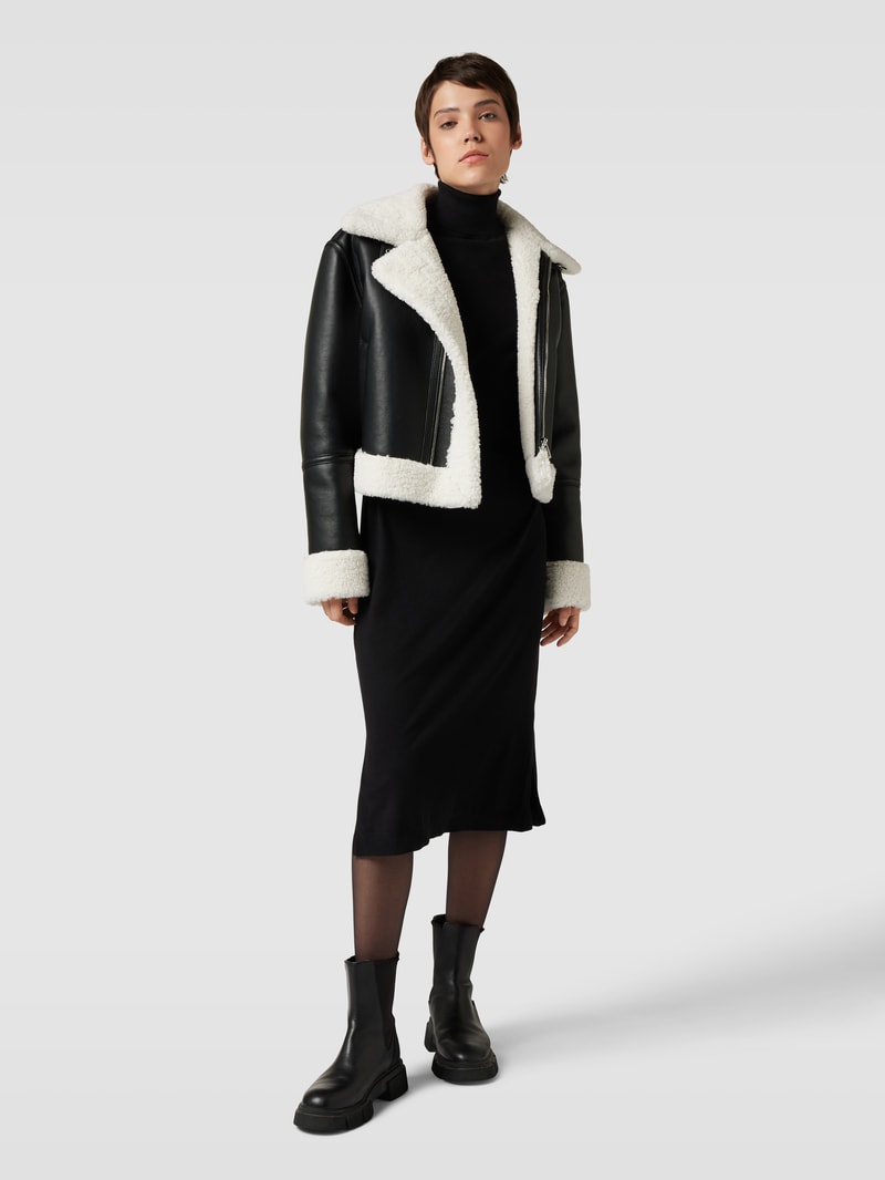 Strickkleid mit Rollkragen in schwarz