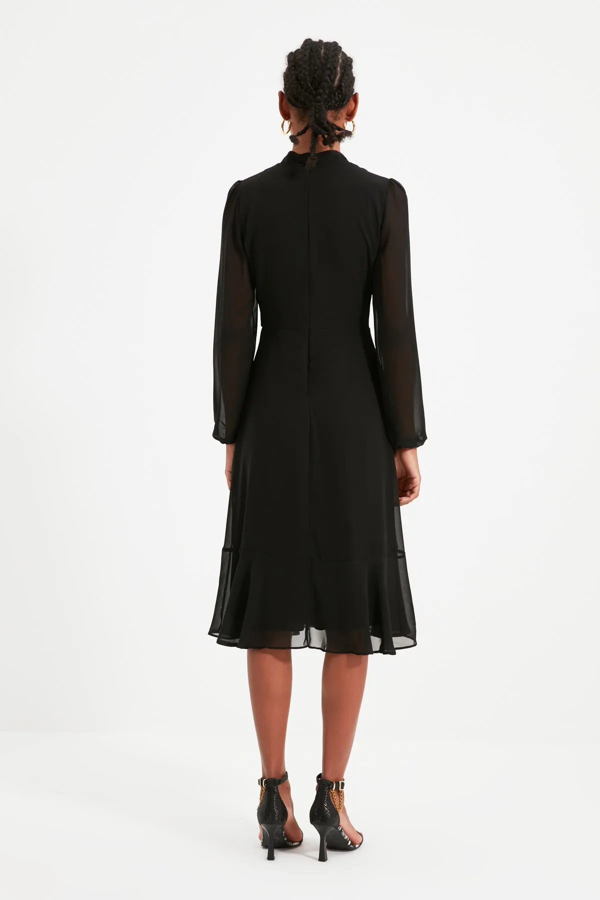 Trendyol Collection  Schwarzes A-Linien-Midikleid aus Chiffon mit Stehkragen und Futter TWOAW20EL1313