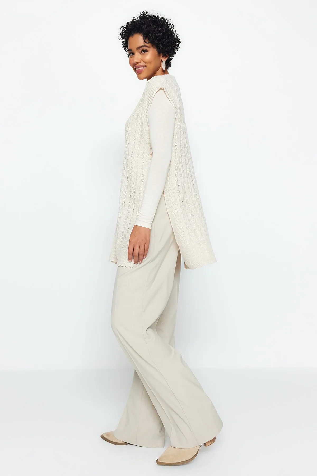 Trendyol Modest  Beigefarbener Strickpullover mit Krawatte und V-Ausschnitt TCTAW24UV00014