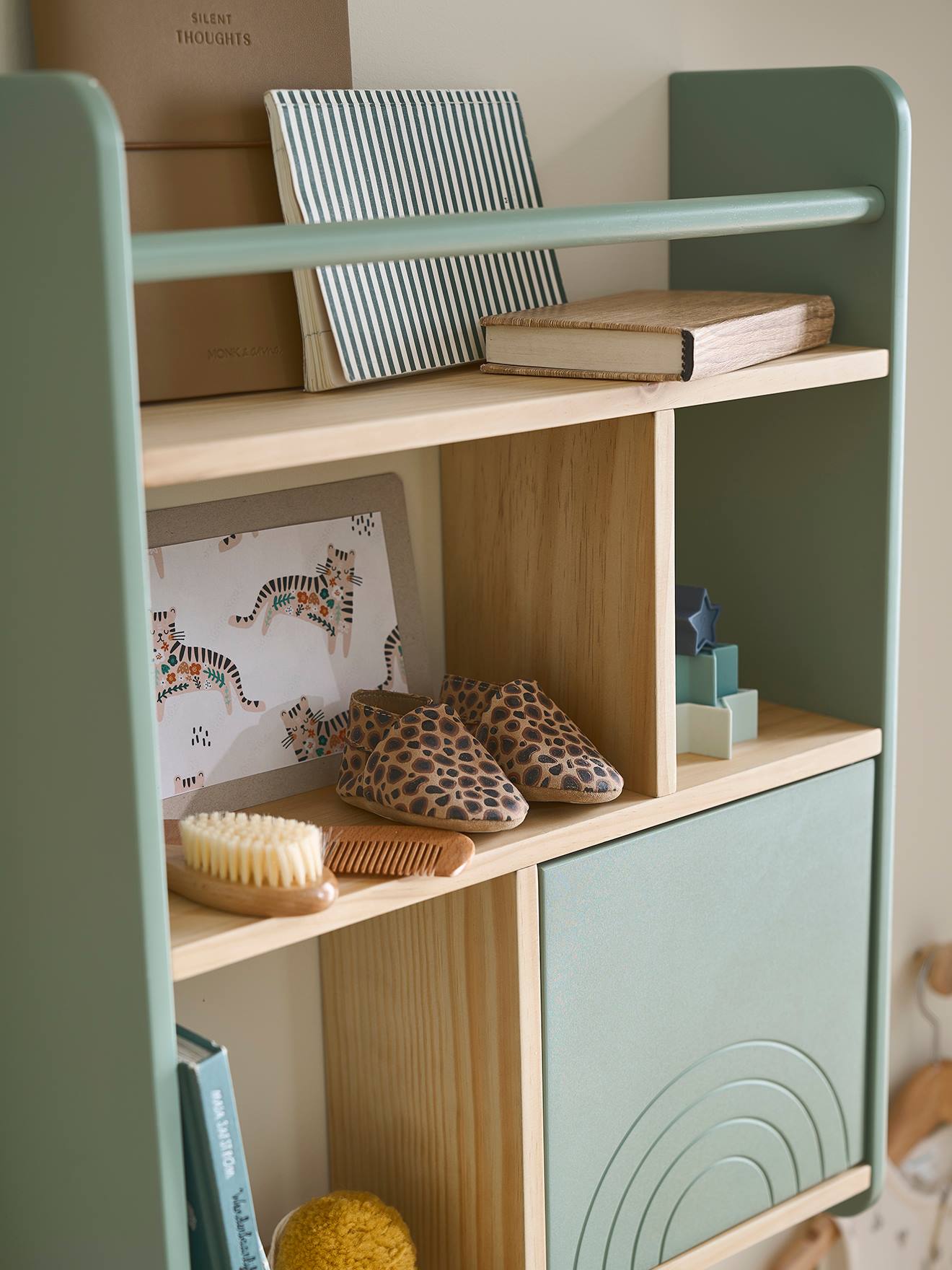 Vertbaudet Kinderzimmer Holzregal REGENBOGEN - grün