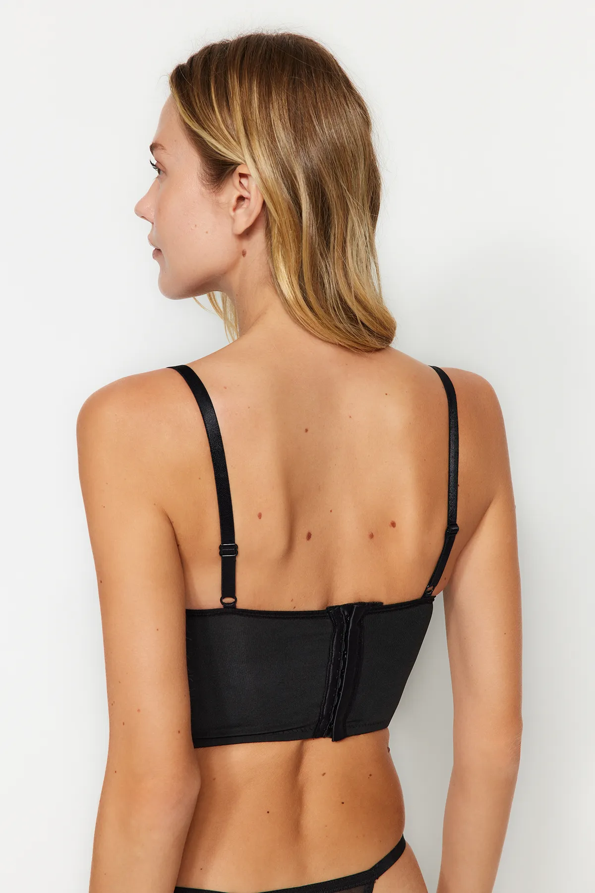 Trendyol Collection  Schwarzer, extra Push-Up-Bustier-Strick-BH mit Mikrospitze und String-Trägern THMAW24SU00022